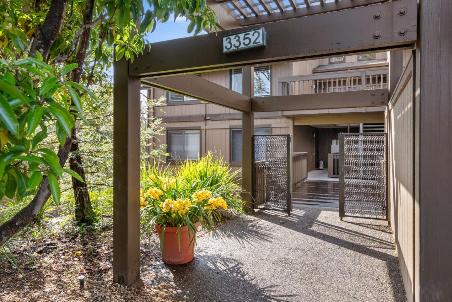 3352 La Mesa DR 17