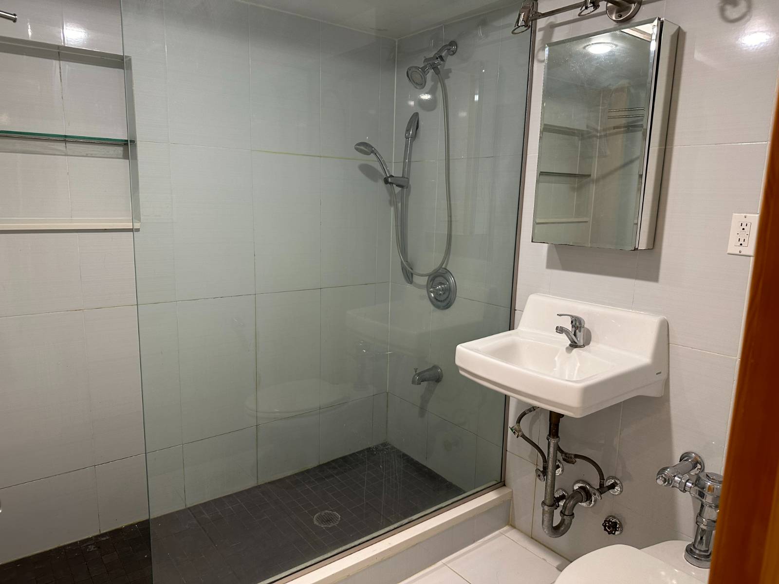 175-33A Booth Memorial Ave