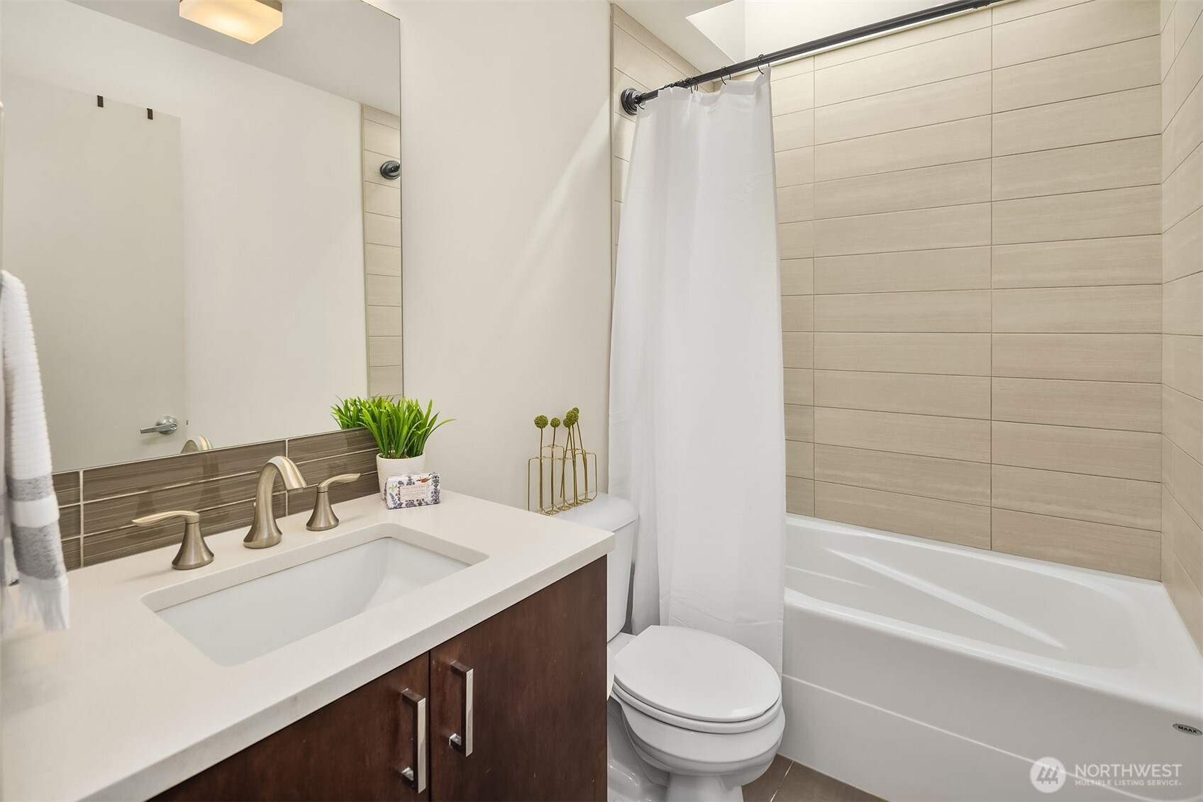 3446 B 22nd Avenue W