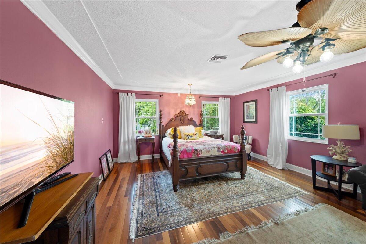 517 N River Oaks Drive