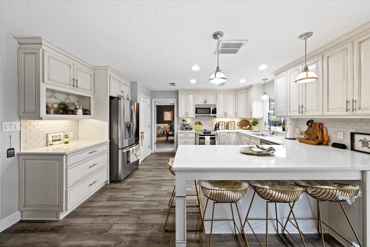 517 N River Oaks Drive