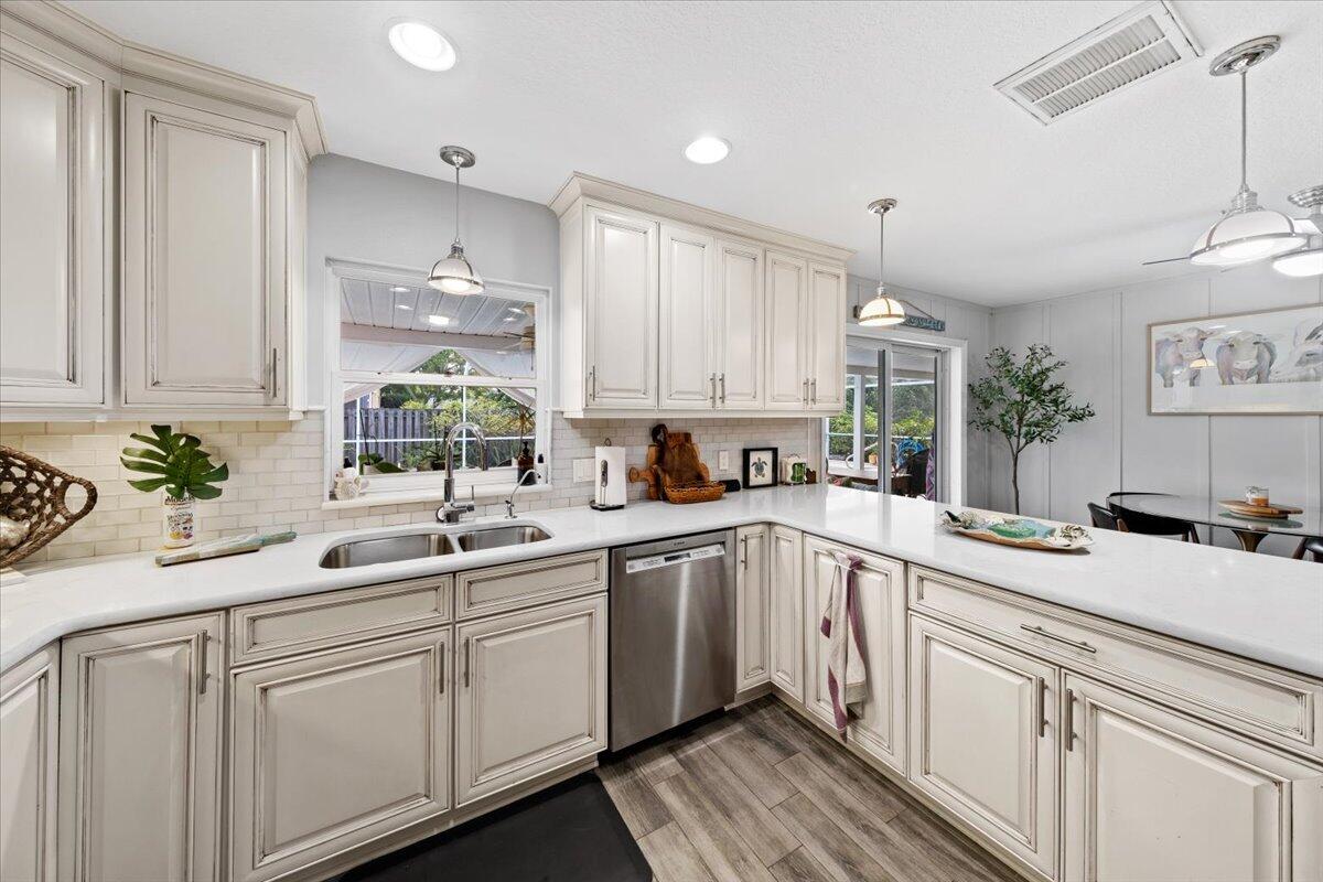 517 N River Oaks Drive