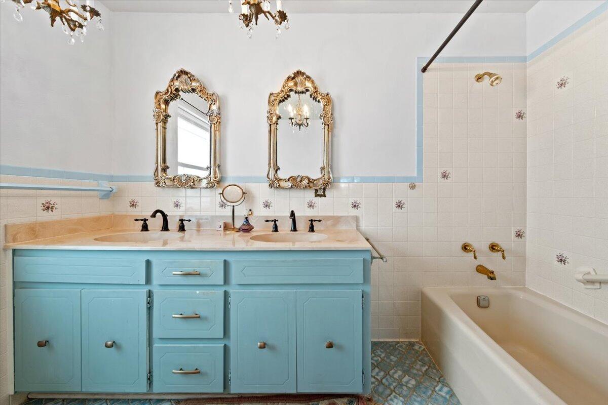 517 N River Oaks Drive