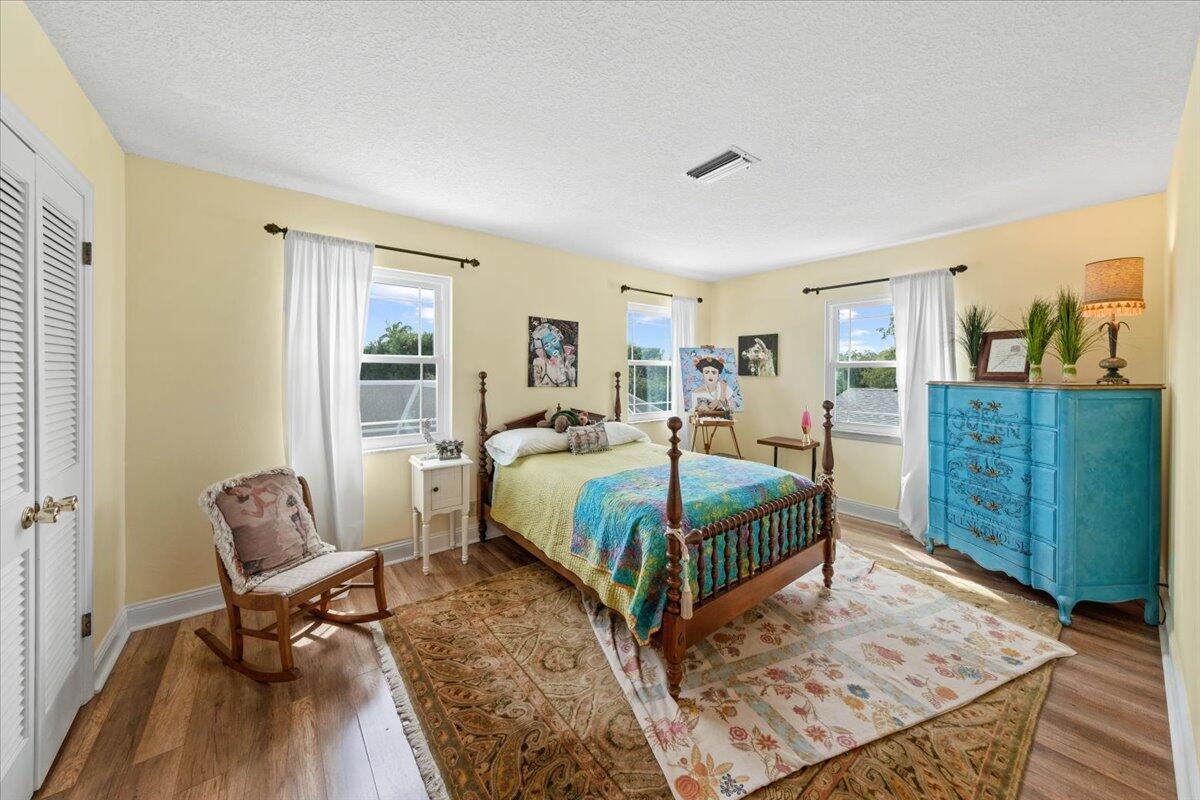 517 N River Oaks Drive