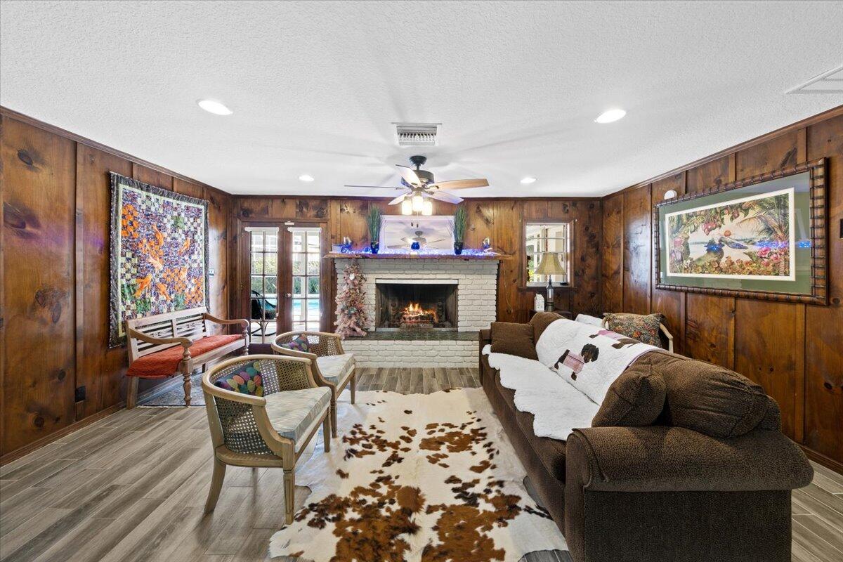 517 N River Oaks Drive