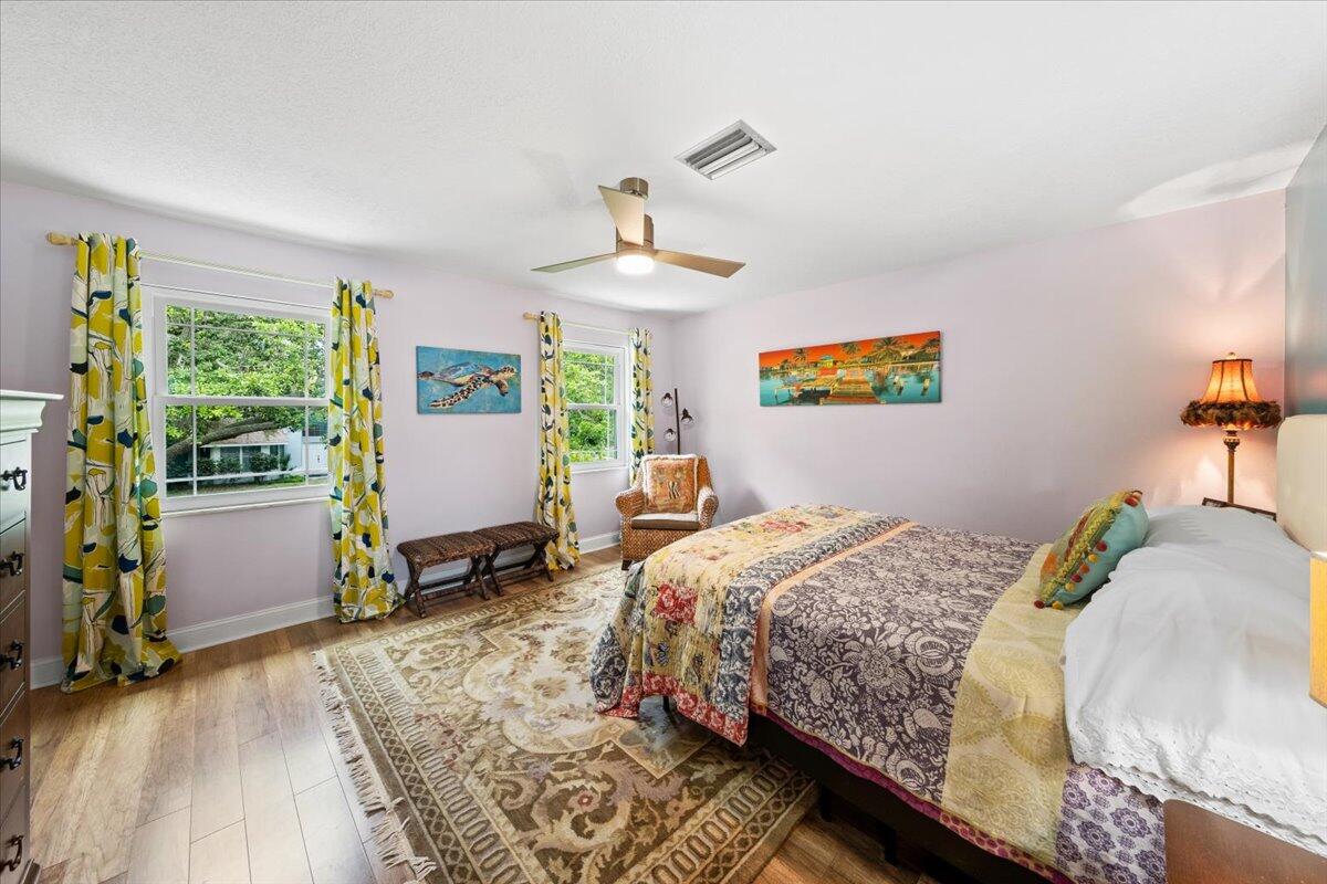 517 N River Oaks Drive