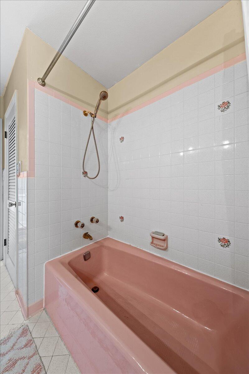 517 N River Oaks Drive