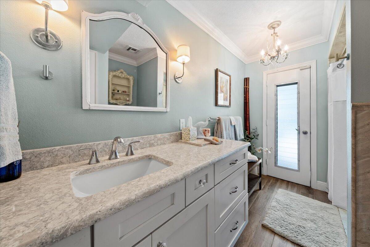 517 N River Oaks Drive