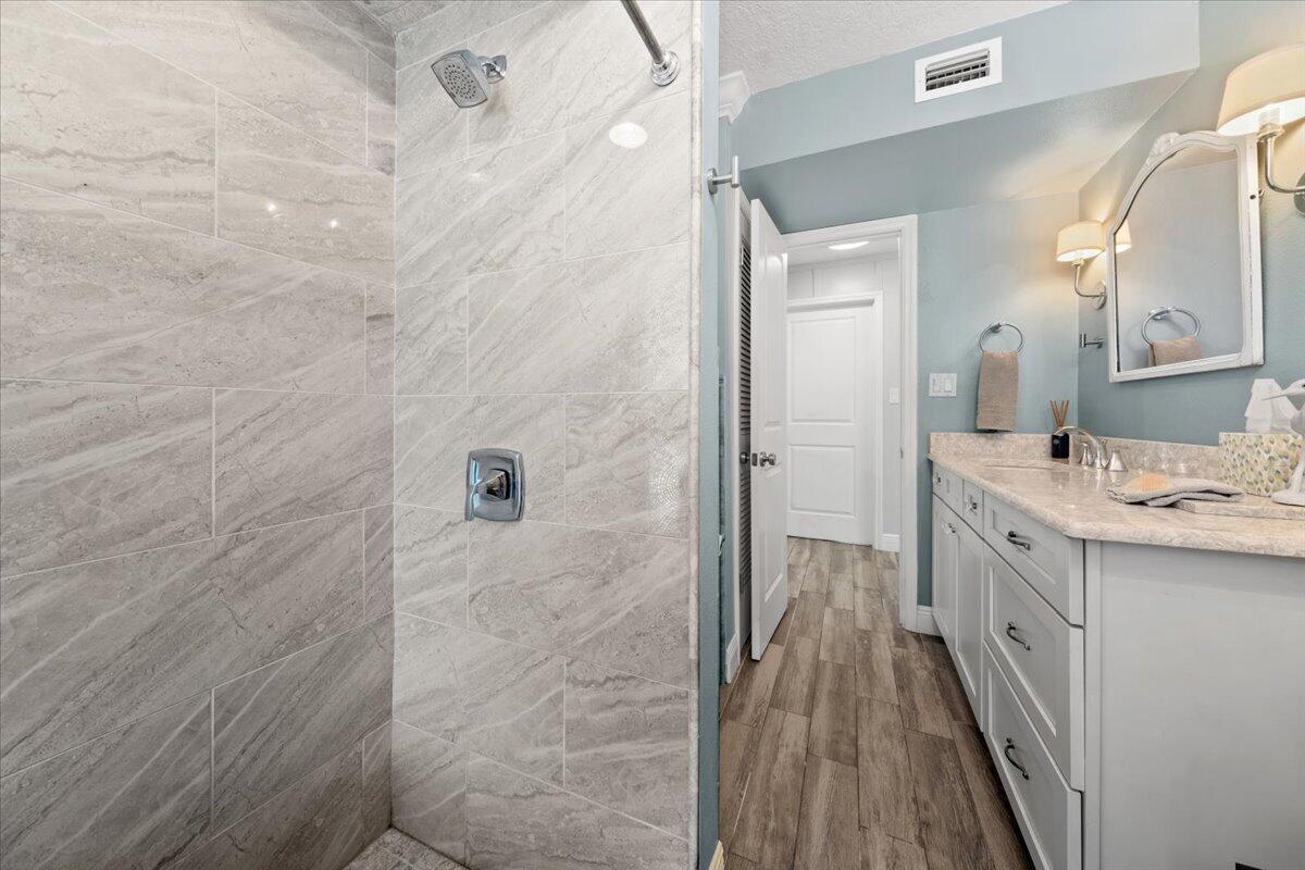 517 N River Oaks Drive