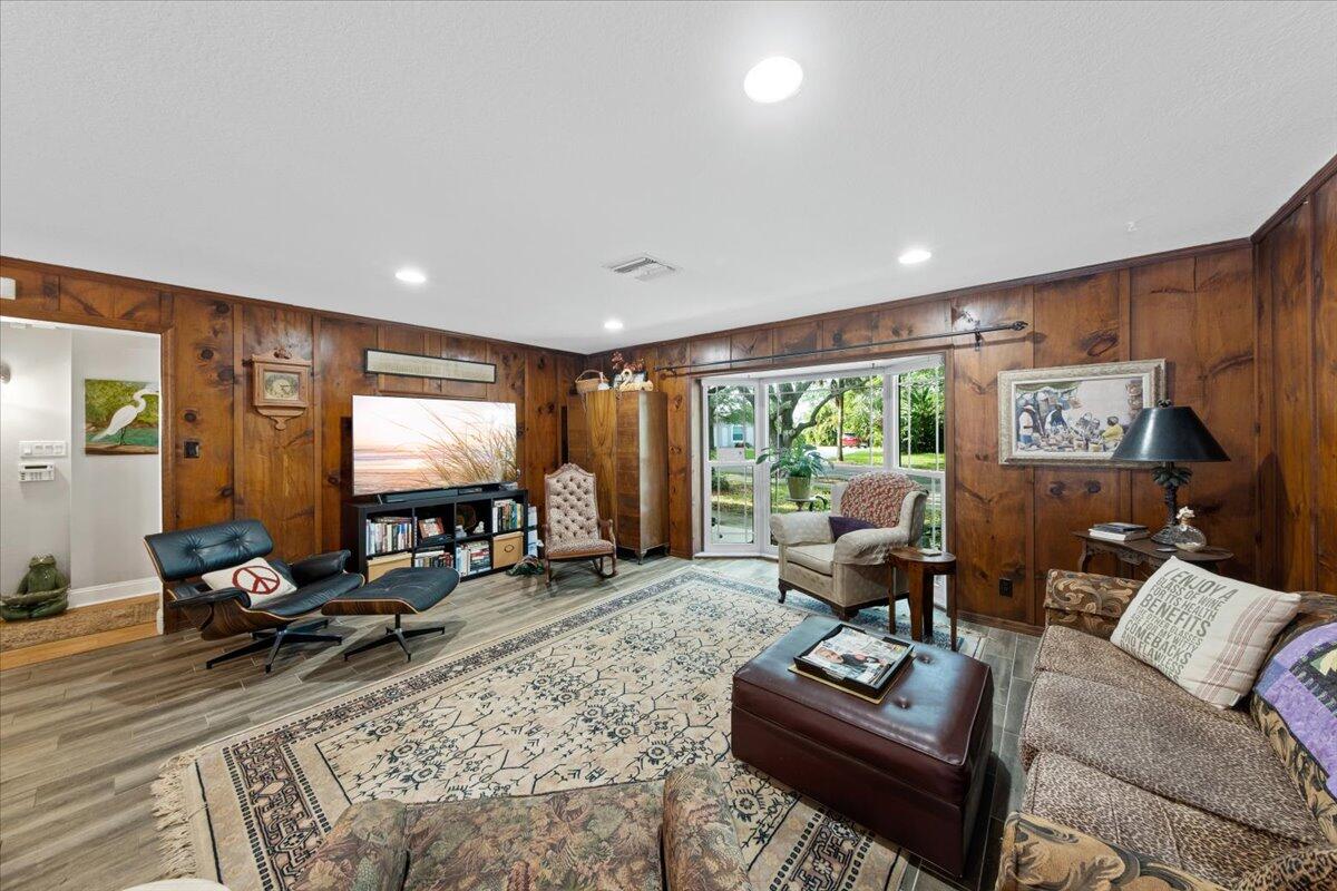 517 N River Oaks Drive