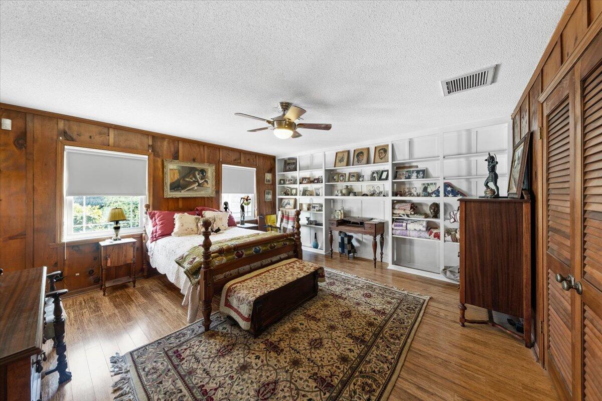 517 N River Oaks Drive