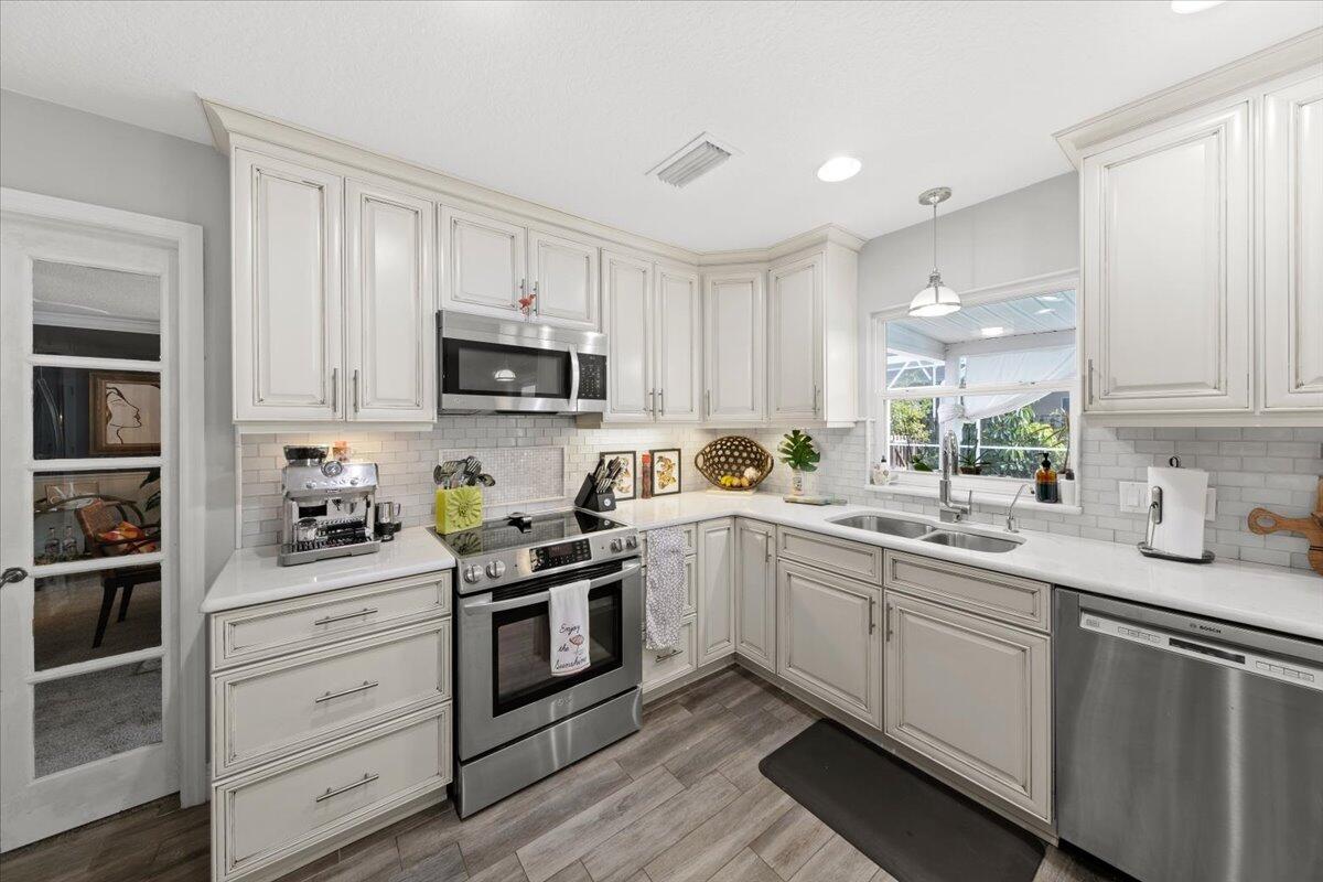 517 N River Oaks Drive