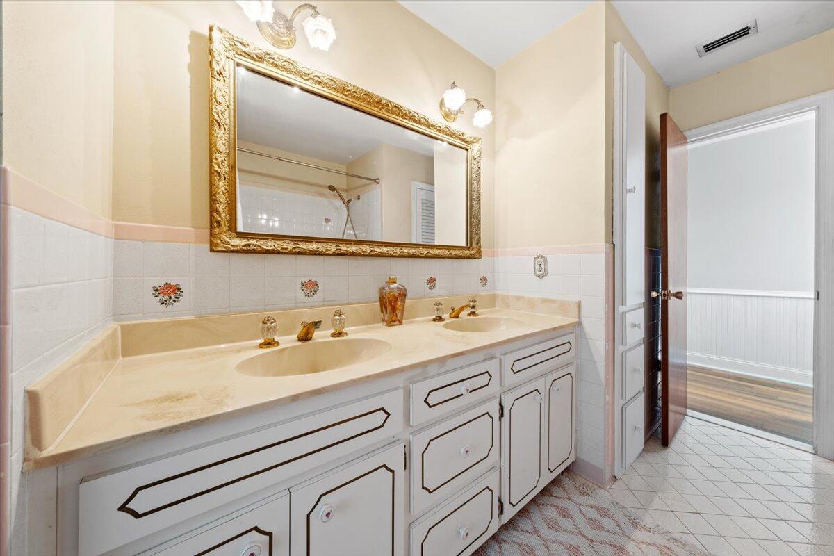 517 N River Oaks Drive