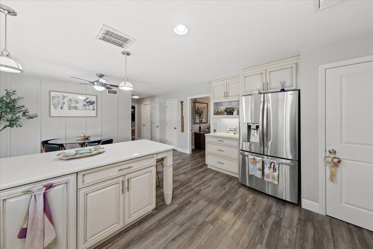 517 N River Oaks Drive