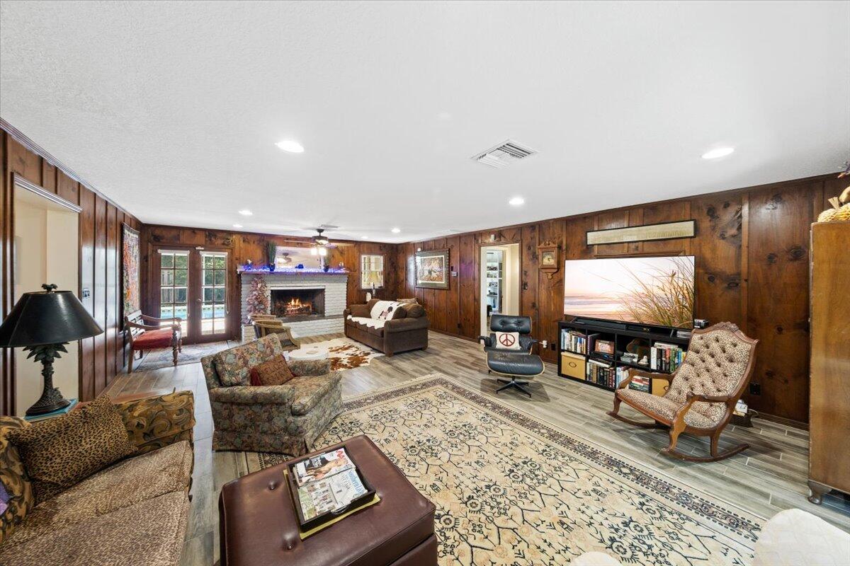 517 N River Oaks Drive