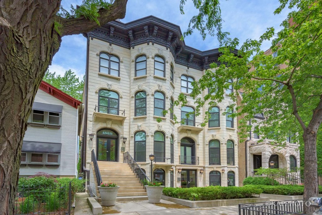 1526 W Monroe Street Unit: 301