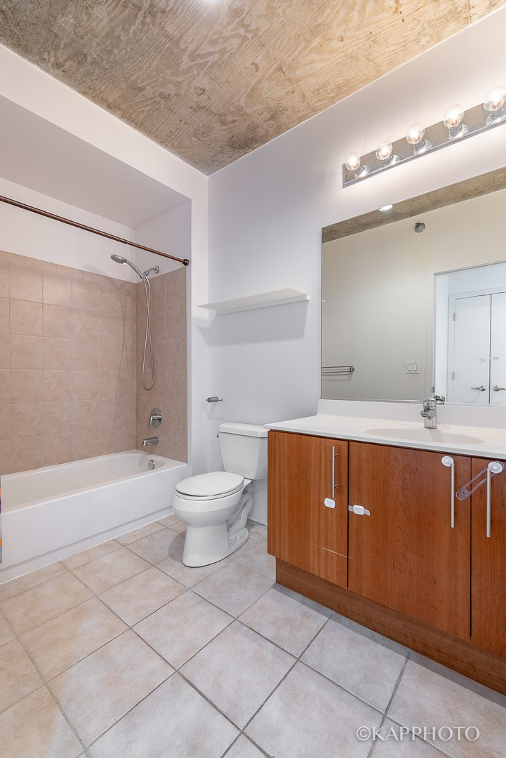 611 S Wells Street Unit: 2406