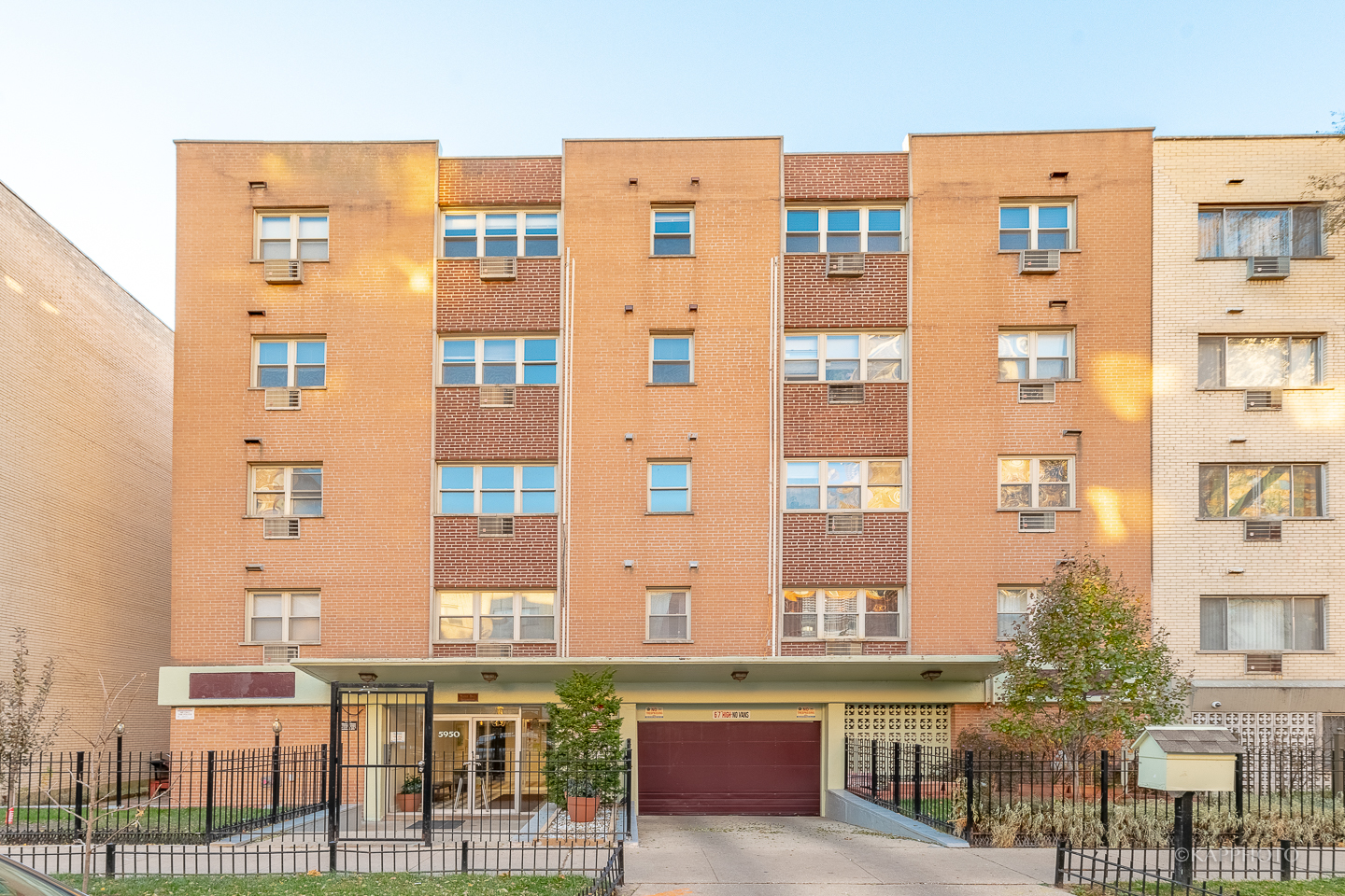 5950 N Kenmore Avenue Unit: 205