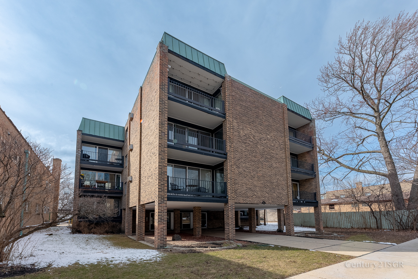 4136 N California Avenue Unit: 302