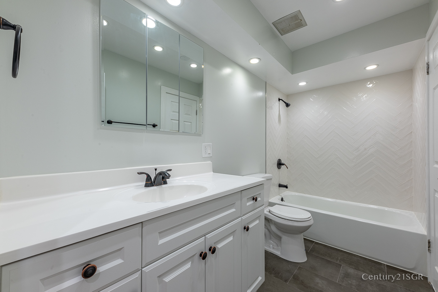 4136 N California Avenue Unit: 302