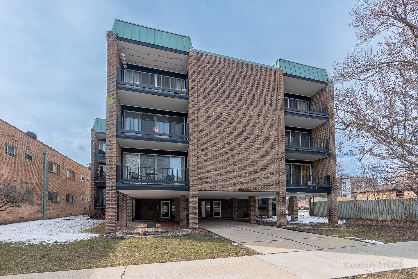 4136 N California Avenue Unit: 302