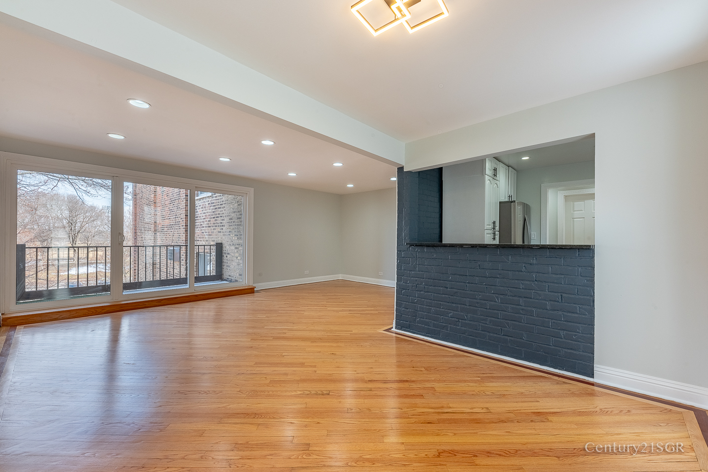 4136 N California Avenue Unit: 302