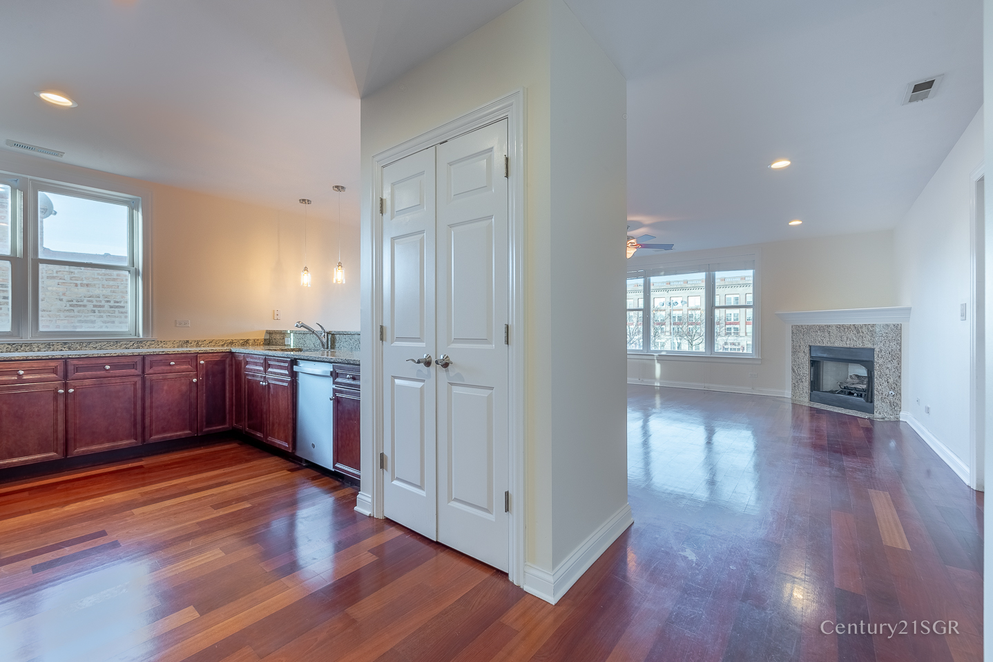 301 S Leavitt Street Unit: 3S