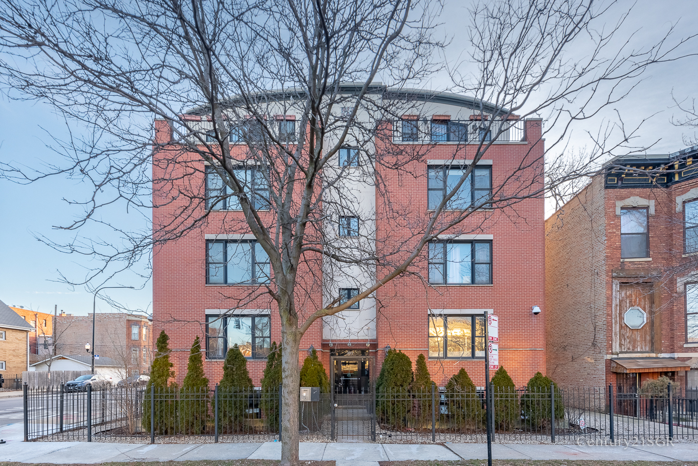301 S Leavitt Street Unit: 3S