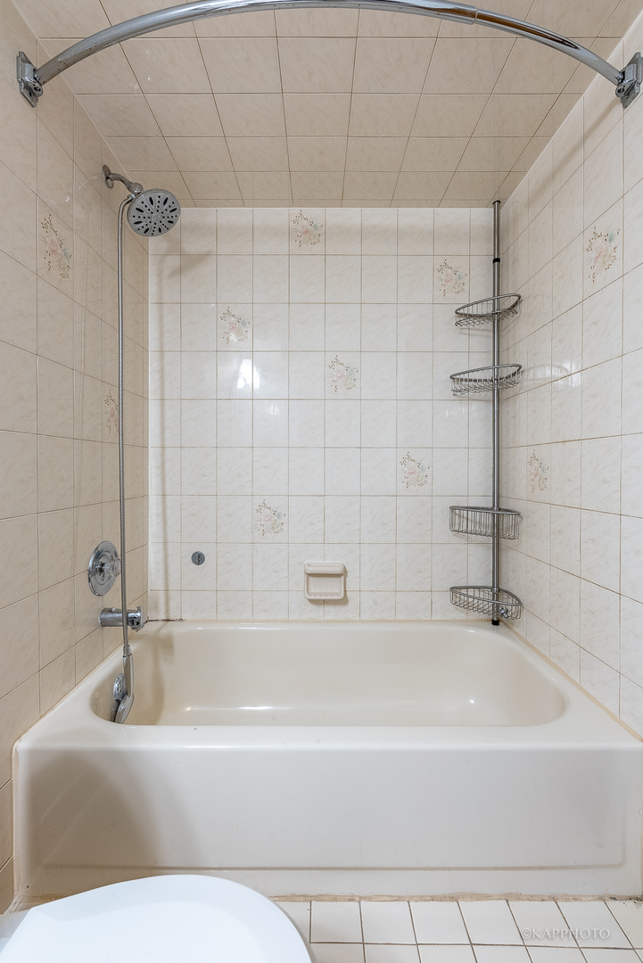 6300 W Montrose Avenue Unit: 201