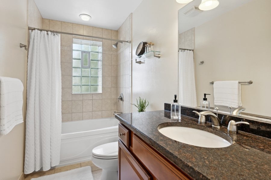 5962 N EAST CIRCLE Avenue Unit: 6