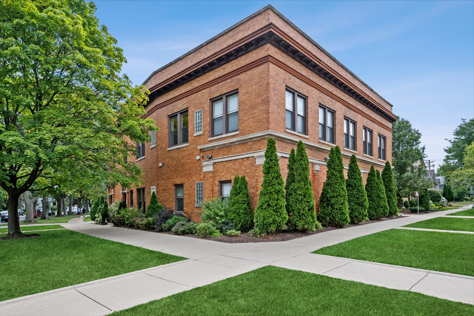 5962 N EAST CIRCLE Avenue Unit: 6