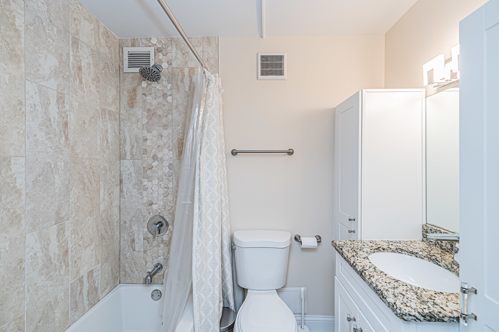 2921 S Michigan Avenue Unit: 208