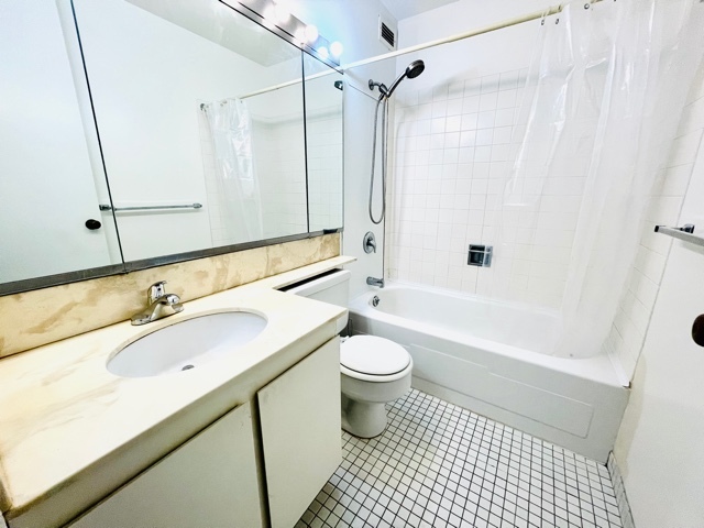 2650 N Lakeview Avenue Unit: 503