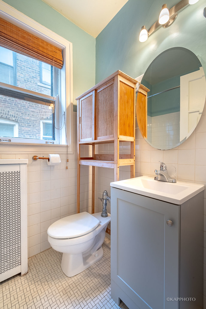 1222 W Jarvis Avenue Unit: 2N