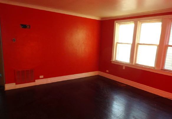 8513 S ESCANABA Avenue