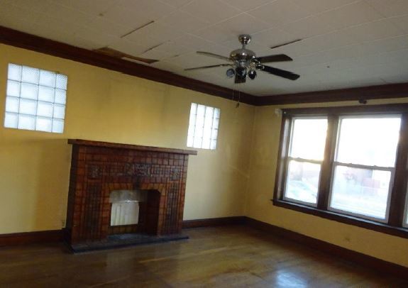 8513 S ESCANABA Avenue