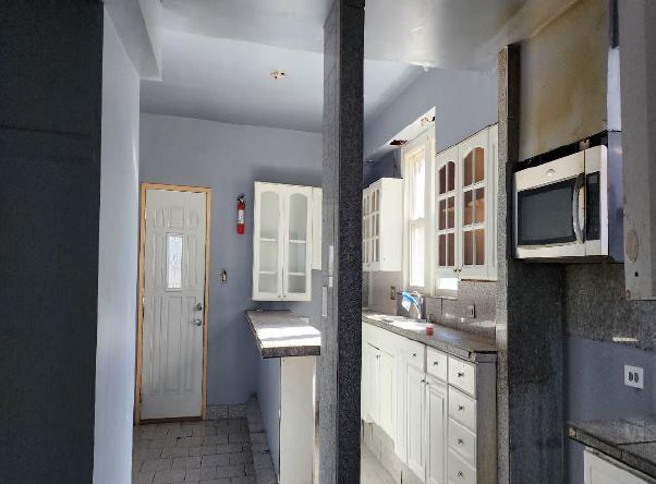 8513 S ESCANABA Avenue