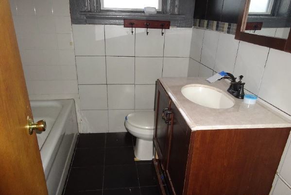 8513 S ESCANABA Avenue