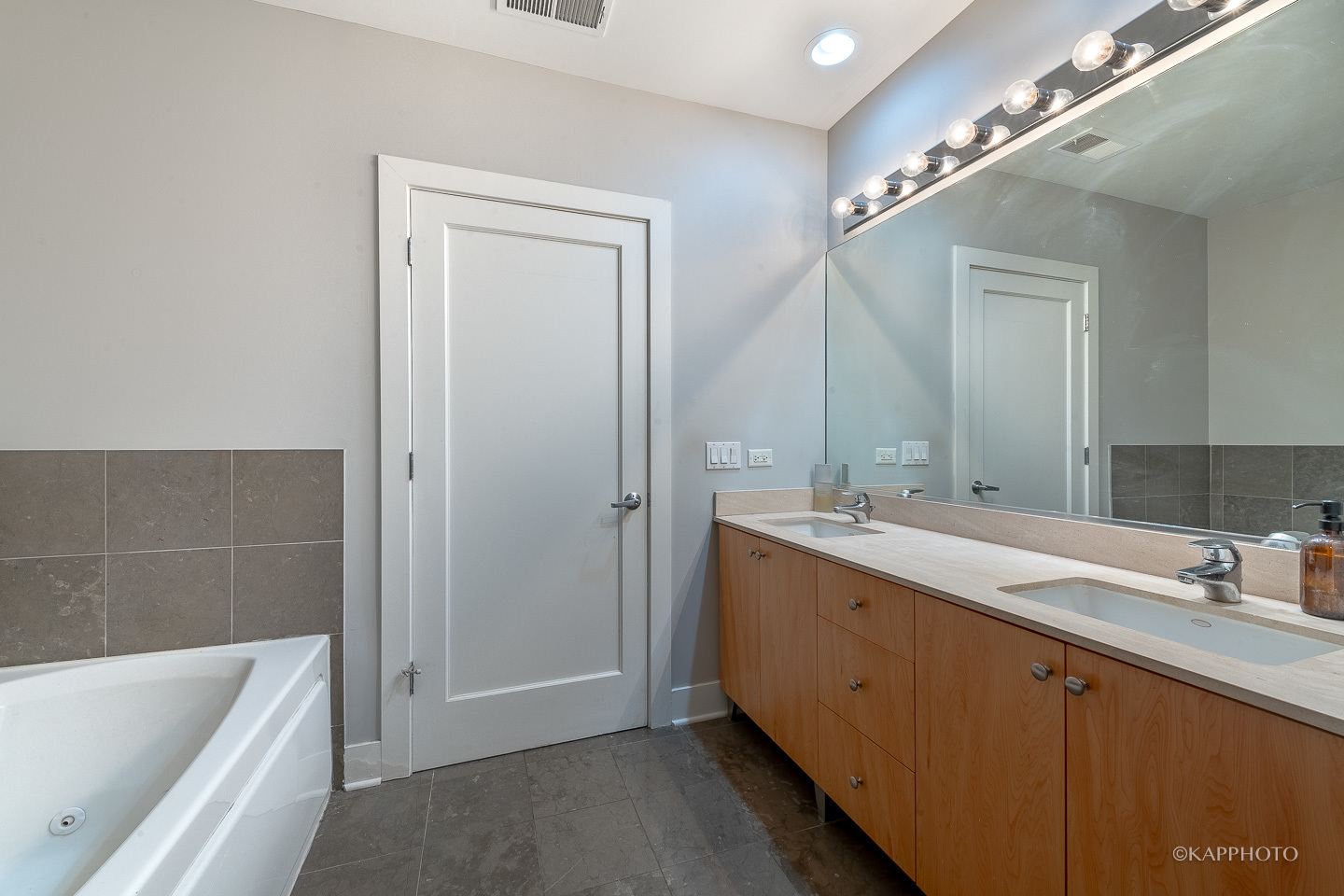725 N ABERDEEN Street Unit: 303