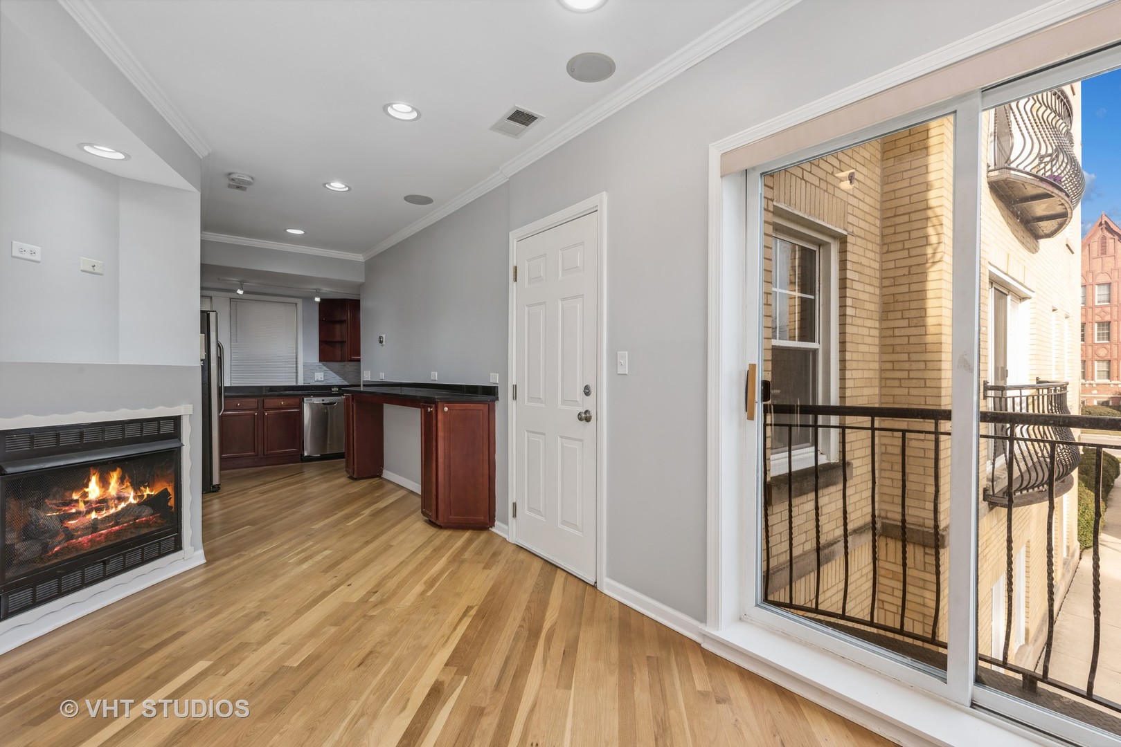 2053 W Summerdale Avenue Unit: 2S