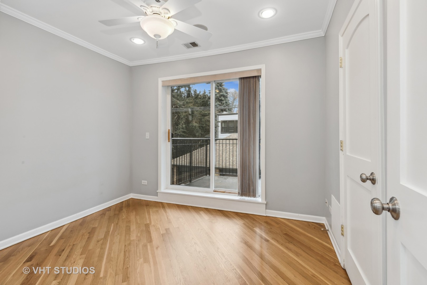 2053 W Summerdale Avenue Unit: 2S