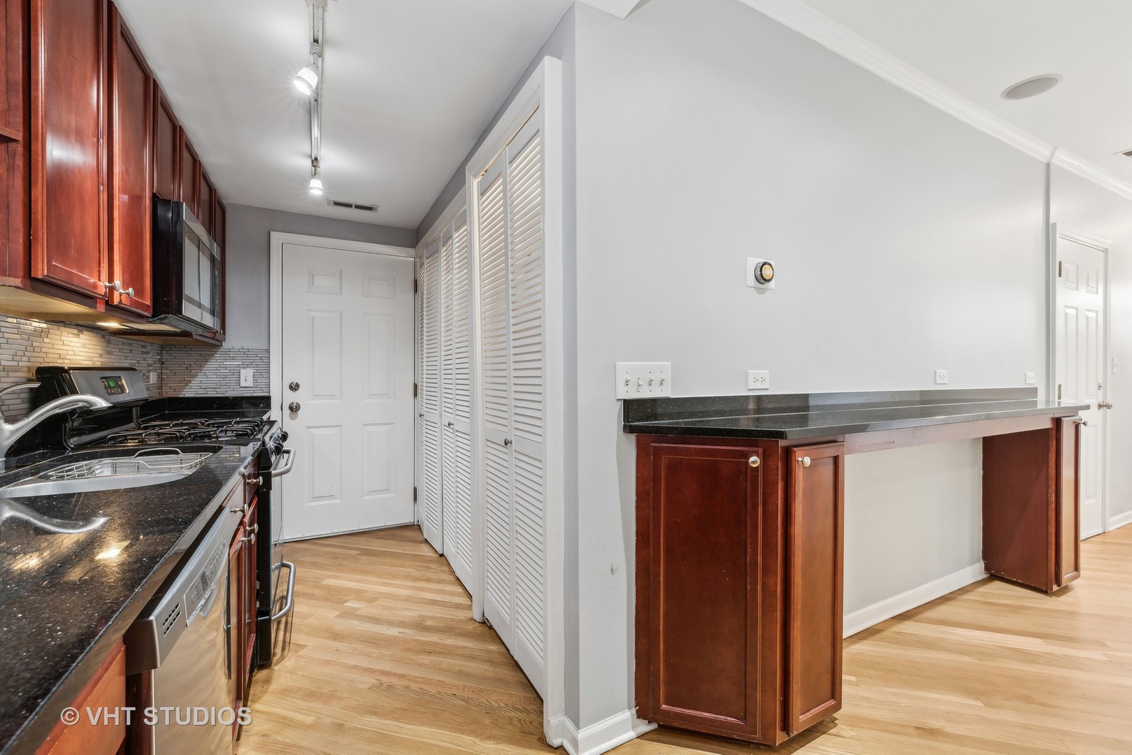 2053 W Summerdale Avenue Unit: 2S