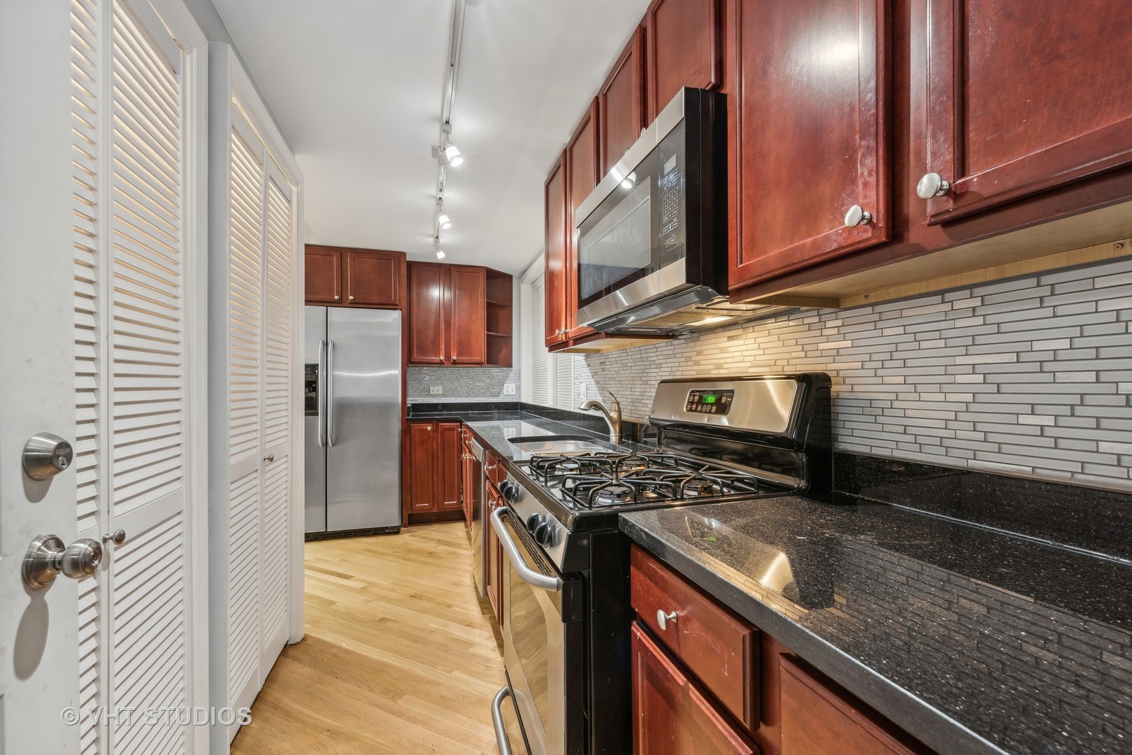 2053 W Summerdale Avenue Unit: 2S
