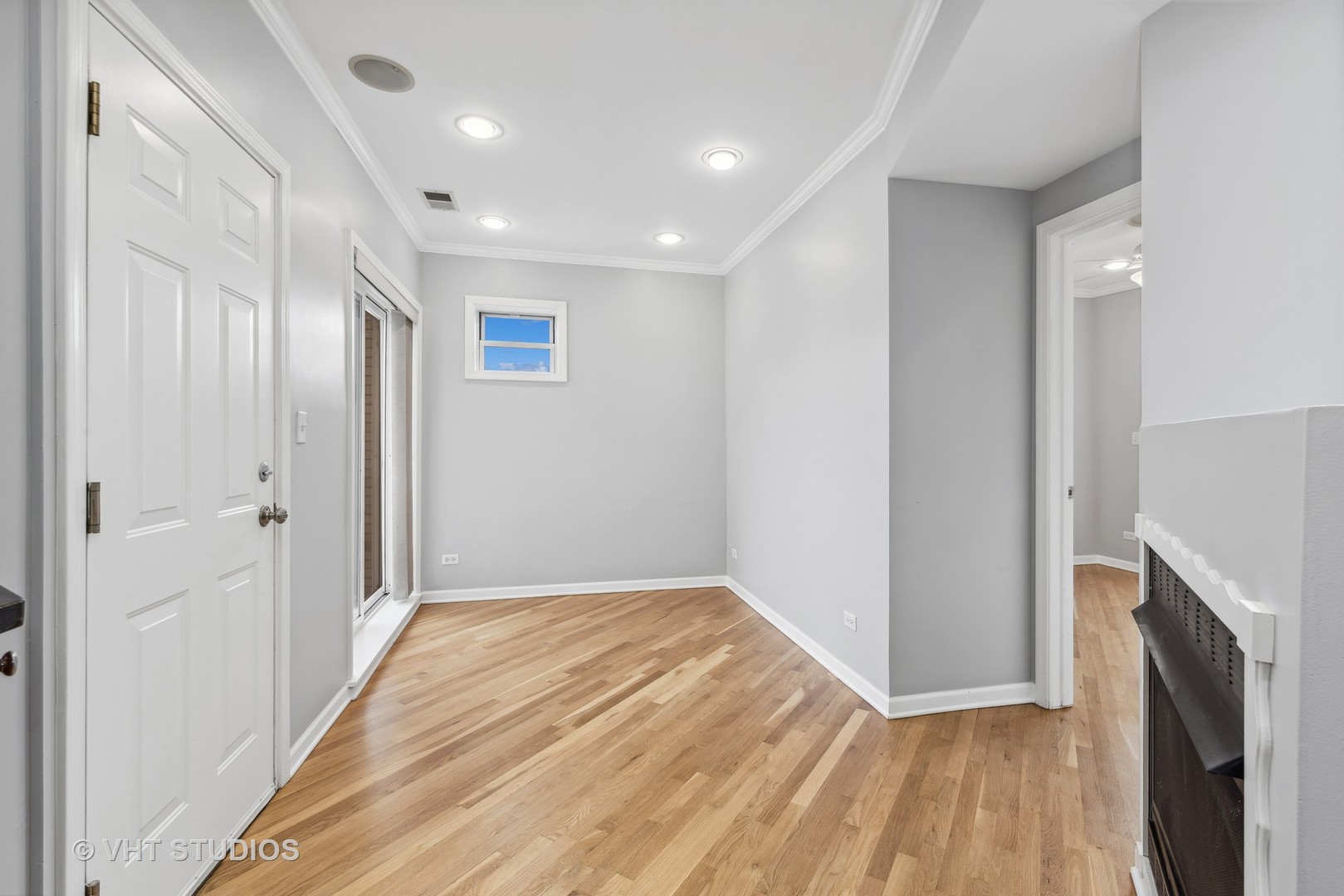 2053 W Summerdale Avenue Unit: 2S