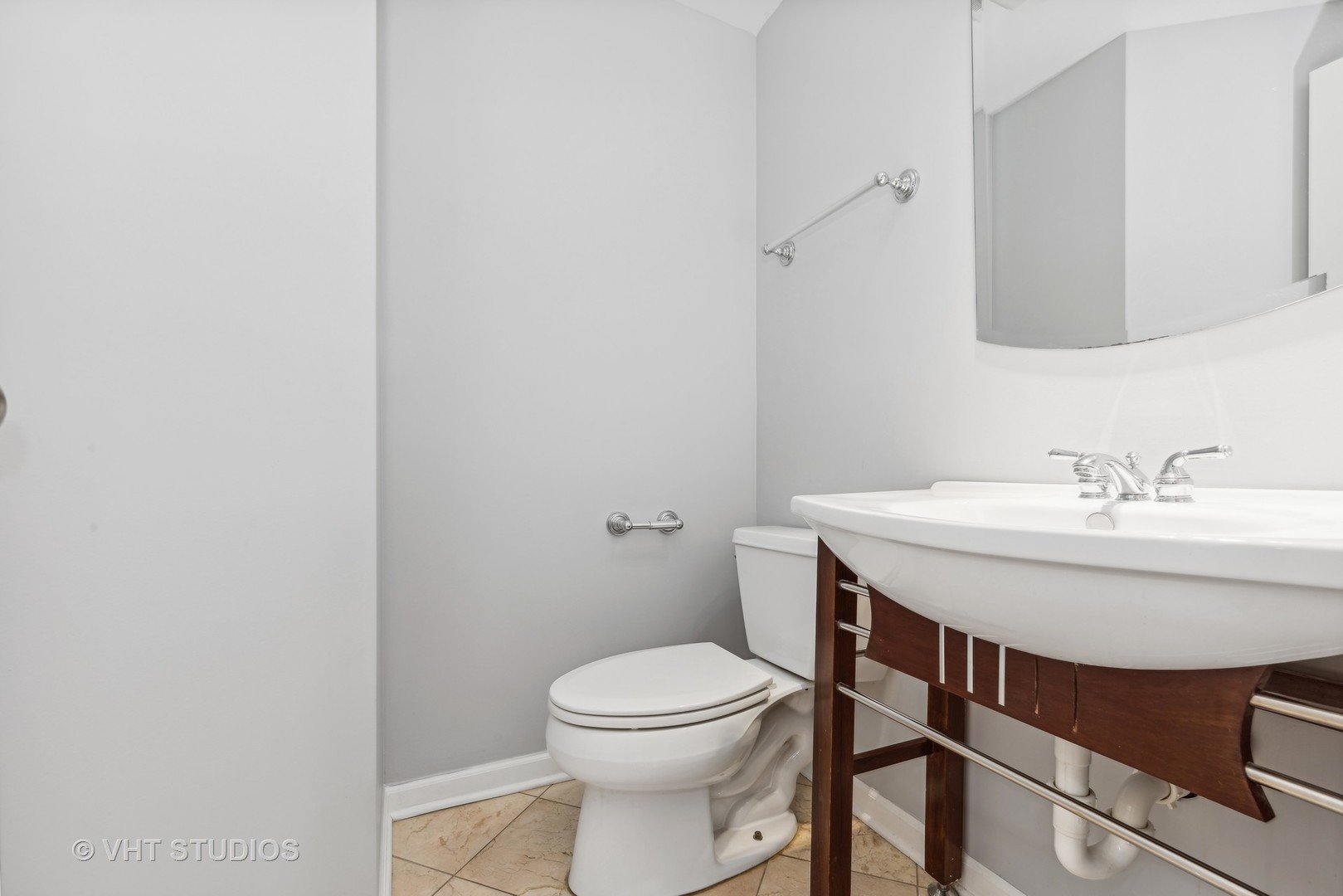 2053 W Summerdale Avenue Unit: 2S