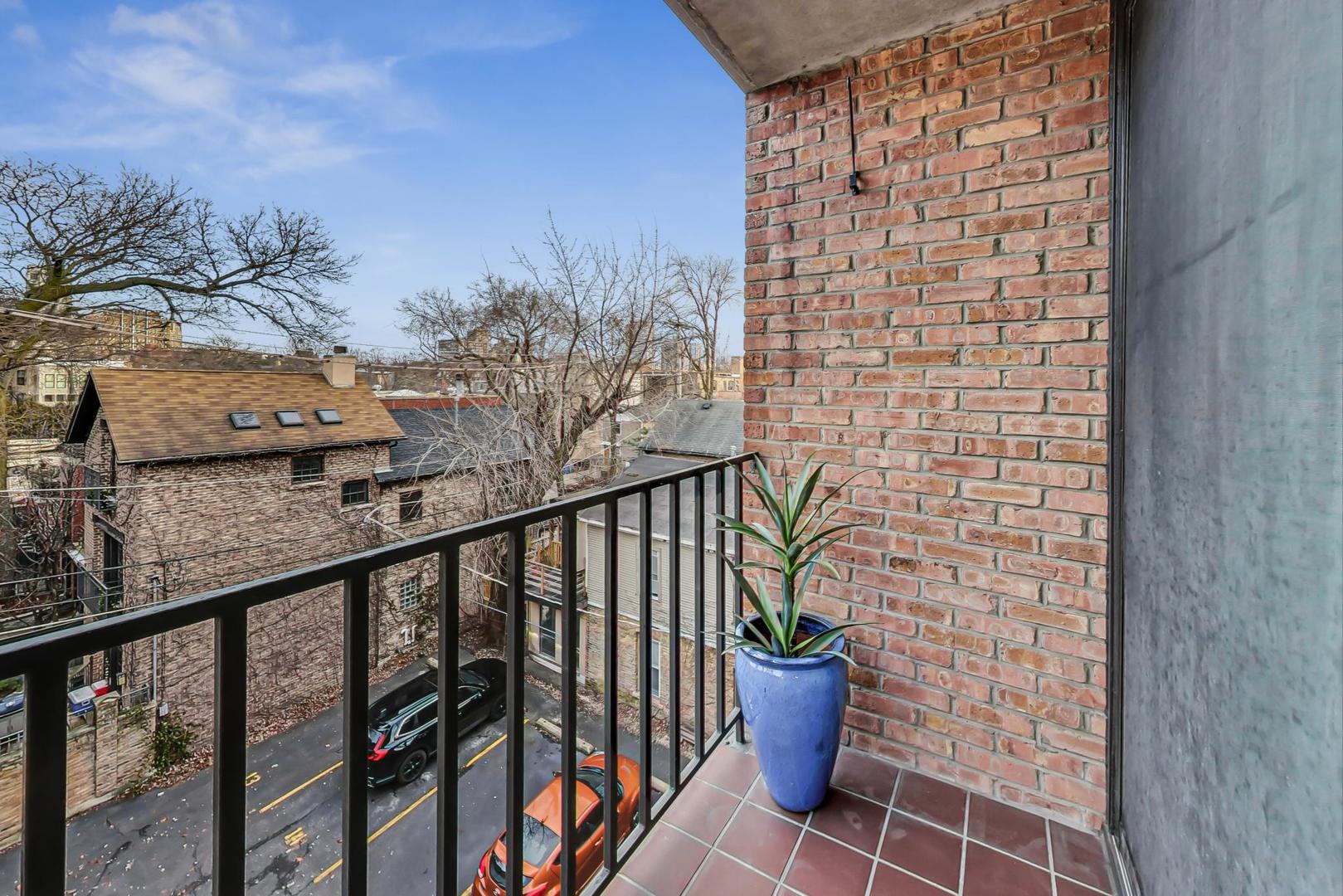 2333 N Geneva Terrace Unit: 4C