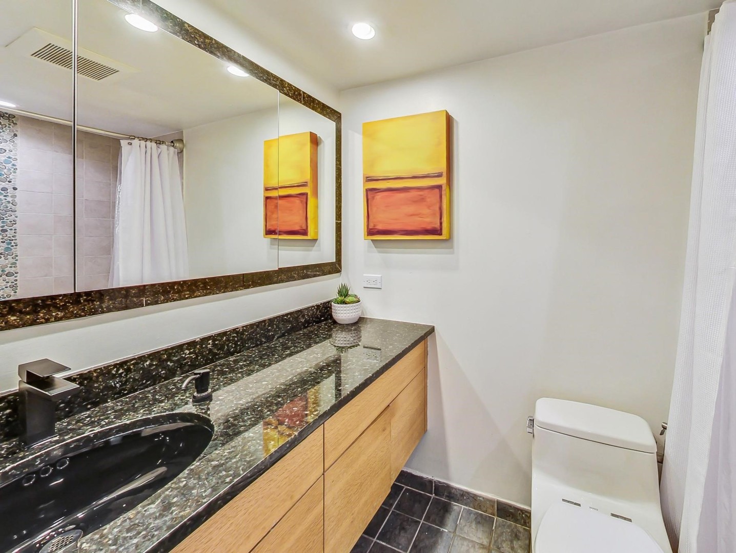 2333 N Geneva Terrace Unit: 4C