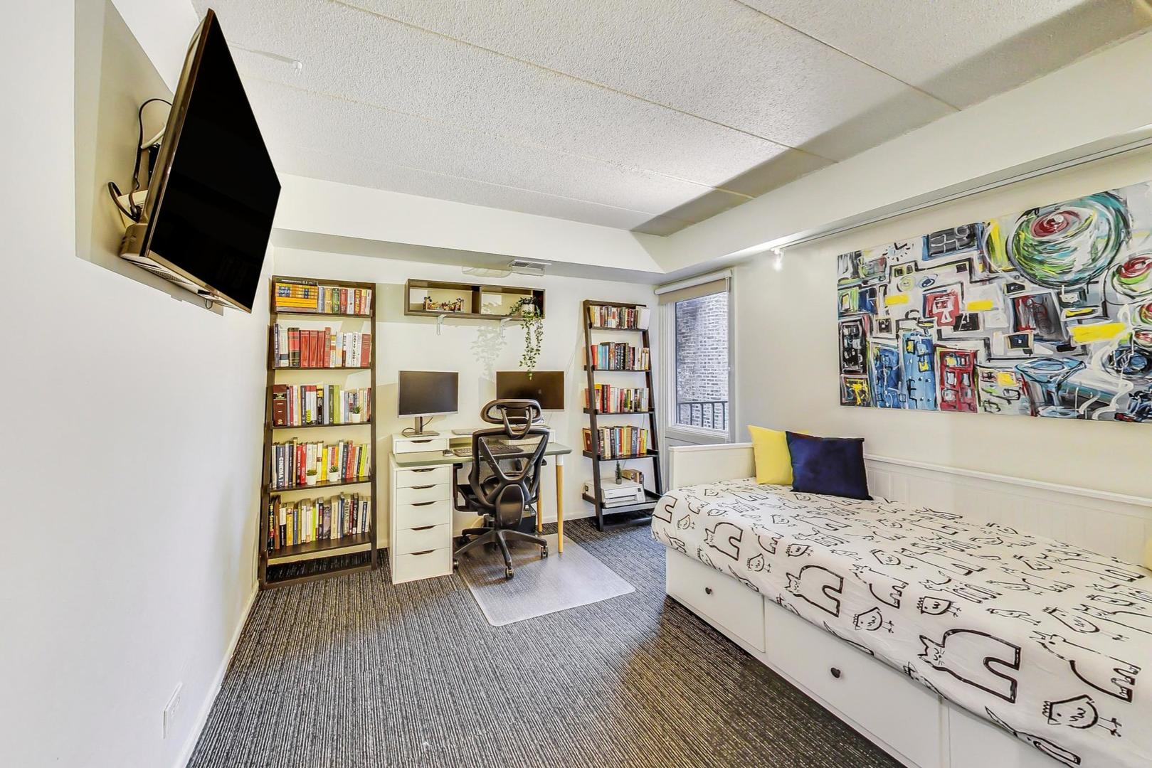 2333 N Geneva Terrace Unit: 4C