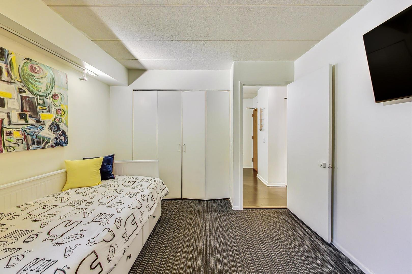 2333 N Geneva Terrace Unit: 4C
