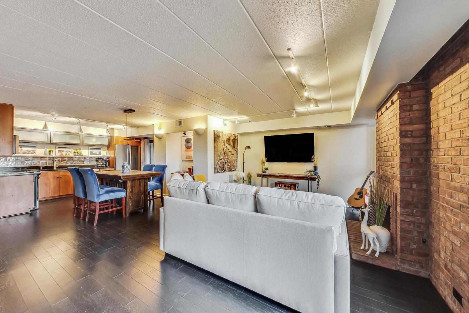 2333 N Geneva Terrace Unit: 4C